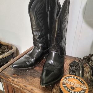 Laredo brand black leather pointed toe cowboy boots, size 7, 1  1/2 inch heel